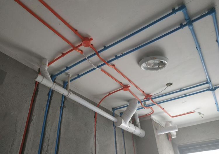 水電改造該走頂還是走地？老電工說出真相，恍然大悟！